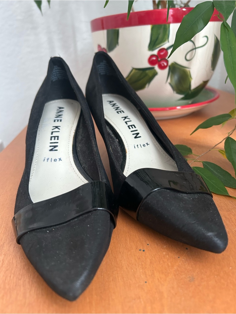 Anne Klein Black Pointed Toe Flats 9